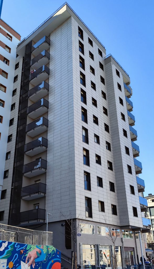 Edificio de gran altura rehabilitado en Gipuzkoa con fachada ventilada moderna y balcones exteriores.