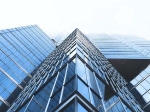 Fachada acristalada de edificio alto con estructura moderna, ejemplo de arquitectura avanzada aplicable a la rehabilitación de edificios en Gipuzkoa.